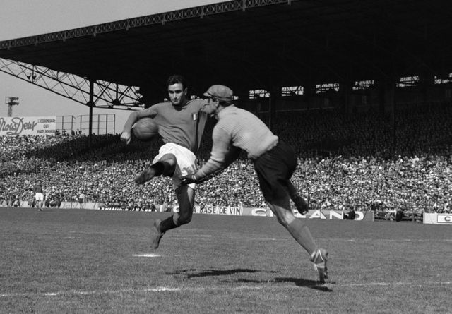 Carlo Galli de l'Italie (à gauche) et le gardien de but René Vignal (à droite) lors d'un match international entre la France et l'Italie (1-3)