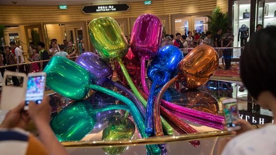 Les tulipes de Jeff Koons présentée dans un casino de Macau ©AFP - ISAAC LAWRENCE