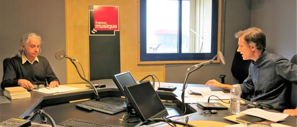 France Musique, studio 132... Jean-Yves Brancy, éditeur-docteur en histoire de l’Université-de-Toulouse-II & le producteur Philippe Venturini (de g. à d.),