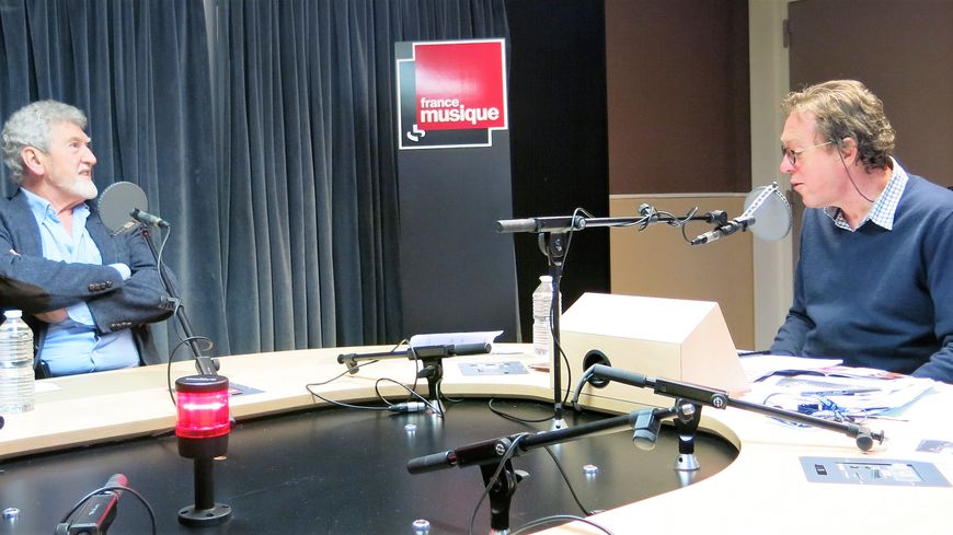 France Musique, studio 131... Le comédien Patrick Préjean à l'affiche du Schmilblick & Benoît Duteurtre, peroducteur (de g. à d.)