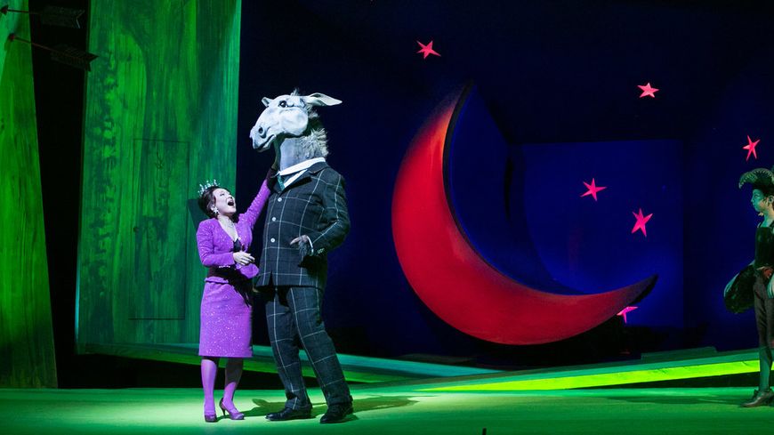 Matthew Rose (Bottom) et Kathleen Kim (Tytania). Mise en scène de Tim Albery, Metropolitan Opera, New York 2013 / Photo : Sara Krulwich/