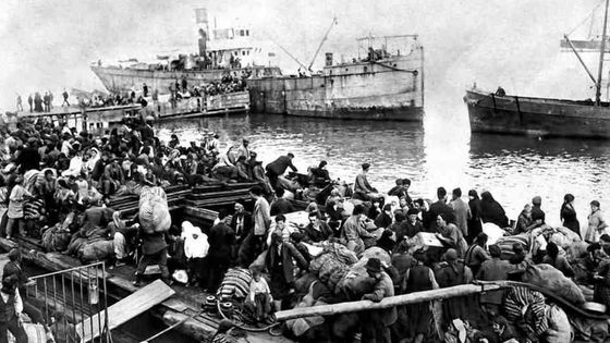 Des familles grecques quittant Smyrne pour rejoindre la Grèce, en 1923, à l'issue de la guerre gréco-turque.