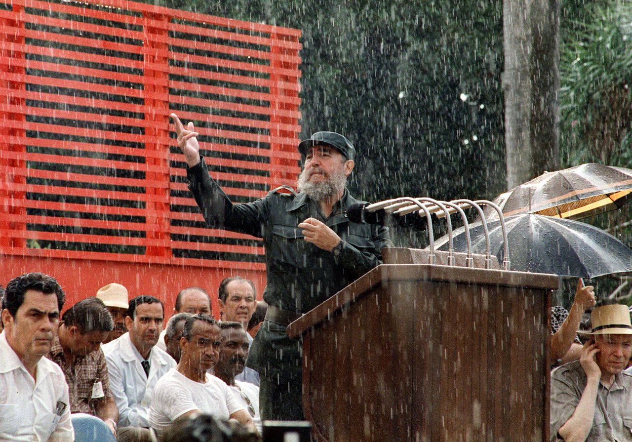 Fidel Castro donne un discours sur une pluie intense, en juin 1989 à la Havane