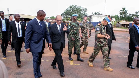 Le ministre de la Défense français, Jean-Yves Le Drian avec le Président de la République Centrafricaine Faustin-Archange Touadera à la base militaire de Bangui, le 31 octobre 2016. ©AFP