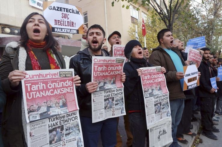 A Ankara, des manifestants protestent contre l'arrestation de neuf journalistes du quotidien turc d'opposition Cumhuriyet (05/11/2016)