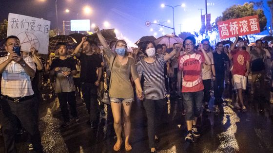 Manifestation contre le projet d'implantation d'une usine polluante de paraxylene (PX), dans le disctrict de Jinshan, à proximité de Shanghai ©AFP - VICENTE MIÑA