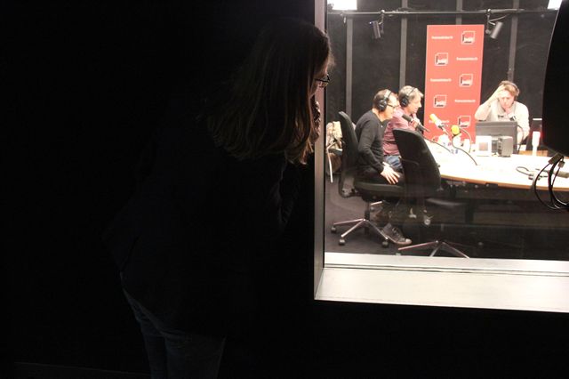 ... Laissant sa place à Alex.... Mais tout en gardant un oeil sur ce qu'il se passait
