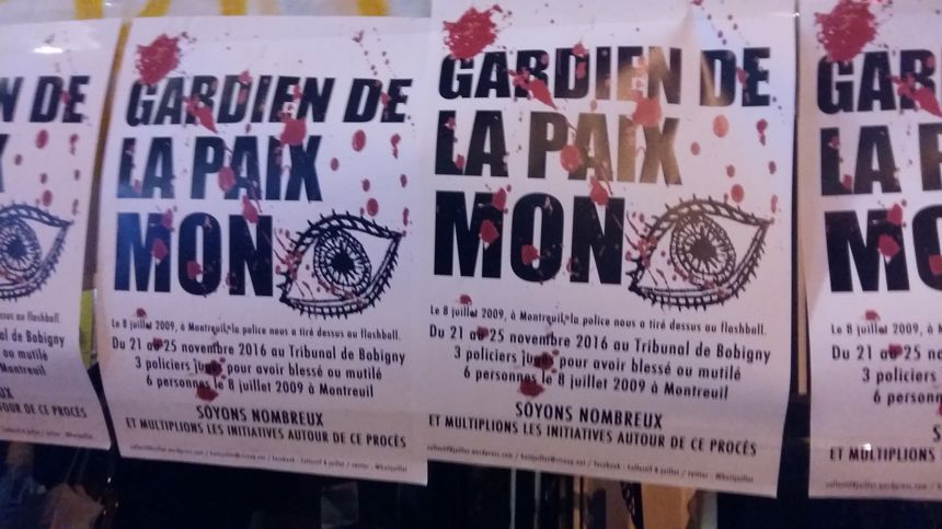 Devant le tribunal de Bobigny où sont jugés les trois policiers pour ""violences volontaires ayant entraîné une mutilation ou une infirmité permanente"