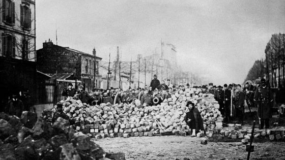 Photographie datée du 18 mars 1871 d'une barricade, rue d'Allemagne et rue Sébastopol, pendant la Commune de Paris ©AFP - SNEP
