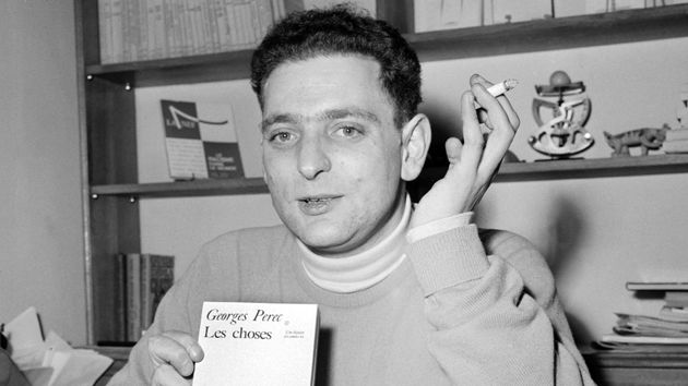 Georges Perec présente à la presse son roman "Les Choses " pour lequel il vient de recevoir le Prix Renaudot (1965).