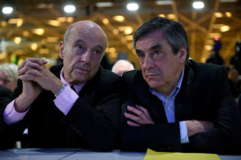 Alain Juppé et François Fillon en conciliabule le 13 février 2016 lors d'un Conseil national du parti Les Républicains à Paris