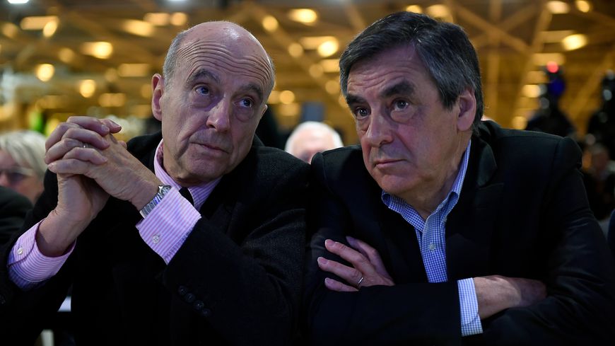 Alain Juppé et François Fillon en conciliabule le 13 février 2016 lors d'un Conseil national du parti Les Républicains à Paris