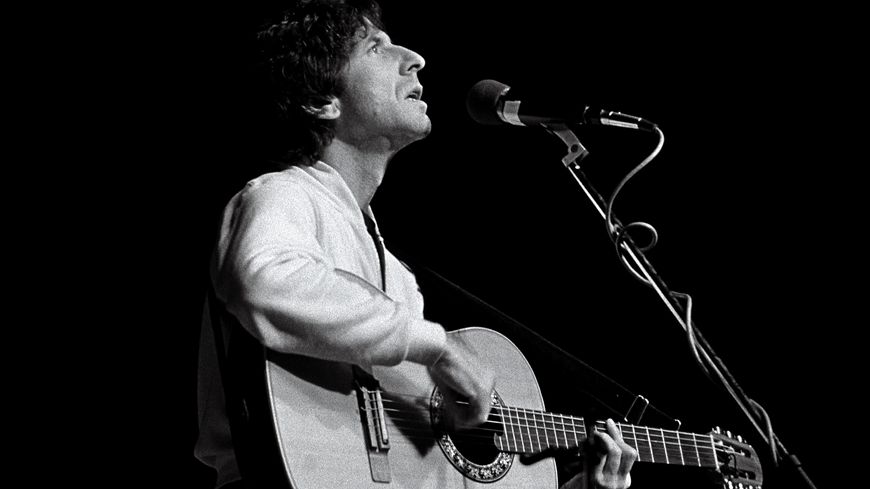 Leonard Cohen au Hammersmith Odeon, à Londres, en 1985