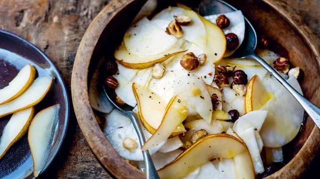 Recette de la salade de chou rave poires et noisettes tirée de Banquet gaulois : 70 recettes venues directement de nos ancêtres... ou presque !