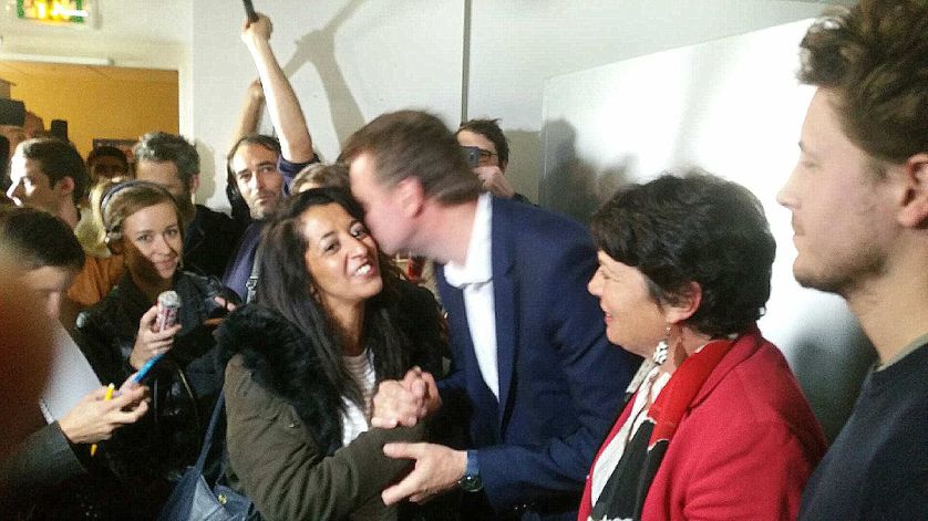 Yannick Jadot embrasse Karima Delli le soir du 1er tour de la primaire d'EELV