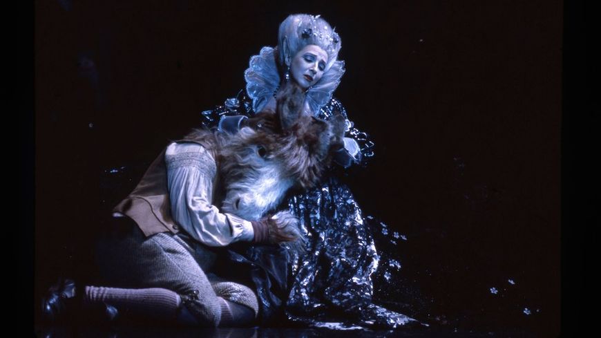 Curt Appelgren (Bottom) et Elizabeth Gayle (Tytania). Mise en scène de Peter Hall, Festival de Glyndebourne 1984 / Photo : Guy Gravett