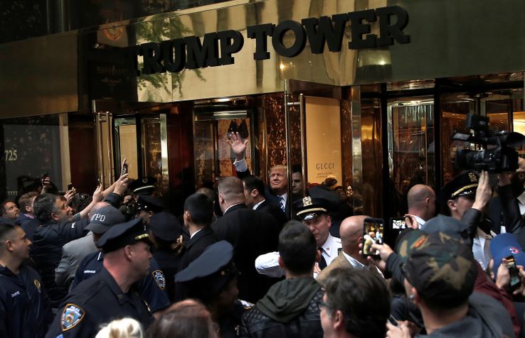 Donald Trump en bas de la Trump tower à New York, le 8 octobre 2016