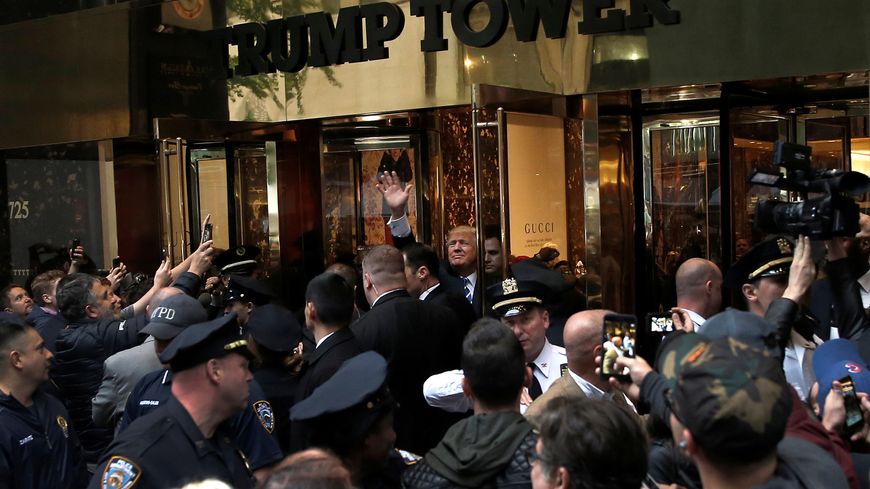 Donald Trump en bas de la Trump tower à New York, le 8 octobre 2016