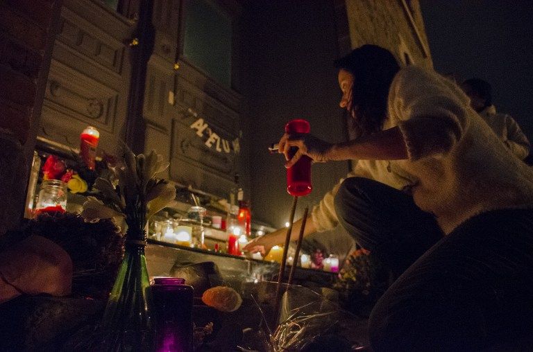 Devant la maison natale de L Cohen à Montreal le 10 novembre.
