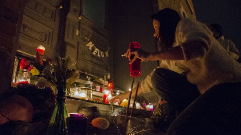 Devant la maison natale de L Cohen à Montreal le 10 novembre.