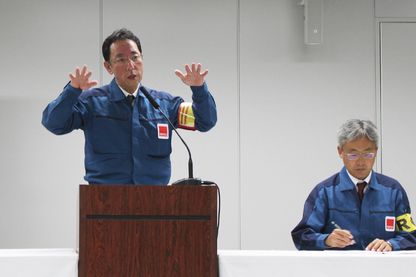 Naohiro Masuda (à gauche), leader de la Compagnie d'ingénierie de décontamination et de déclassement de la centrale nucléaire Fukushima Daiichi, explique la situation suite au tremblement de terre qui a frappé la région le 22 novembre 2016. Naohiro Masuda (à gauche), leader de la Compagnie d'ingénierie de décontamination et de déclassement de la centrale nucléaire Fukushima Daiichi, explique la situation suite au tremblement de terre qui a frappé la région le 22 novembre 2016.
