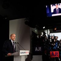 Le candidat à la présidentielle française de droite Alain Juppé prononce un discours au siège de sa campagne après le premier tour du scrutin, le 20 novembre 2016 à Paris