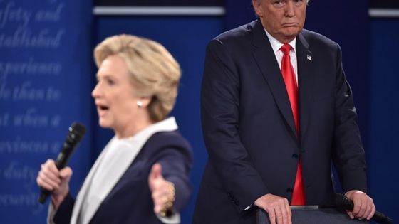 Hillary Clinton et Donald Trump lors du second débat de la campagne présidentielle le 9 octobre 2016 ©AFP - Paul J. Richards
