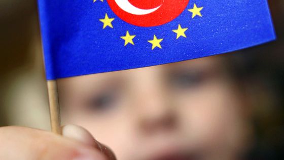 Mini drapeau mêlant les bannières de l'Union Européenne et de la Turquie - FRANK RUMPENHORST / DPA