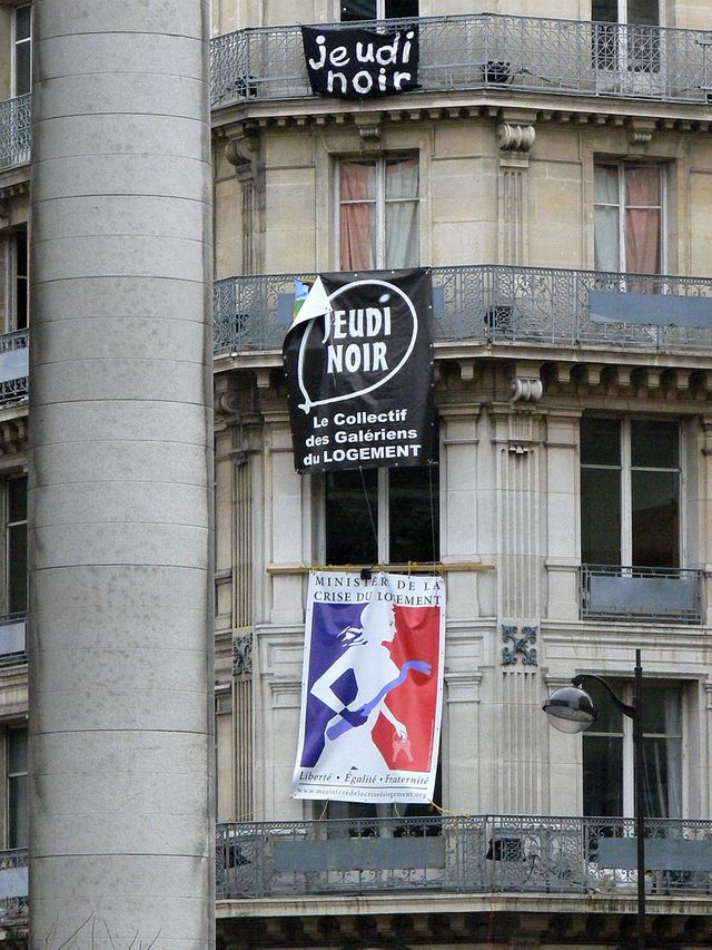 Banderoles Jeudi Noir près de la place de la Bourse à Paris