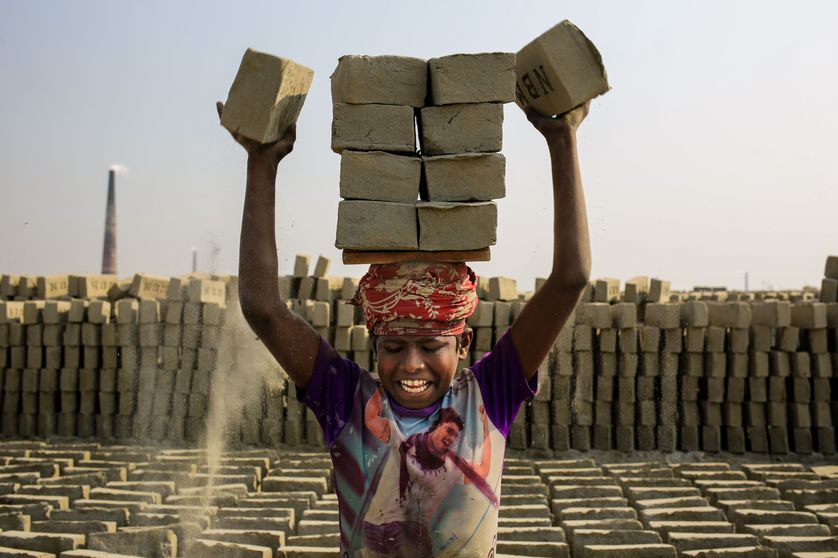 Sajib, enfant de 12 ans, travaille à une fabrique de briques à Dacca au Bangladesh