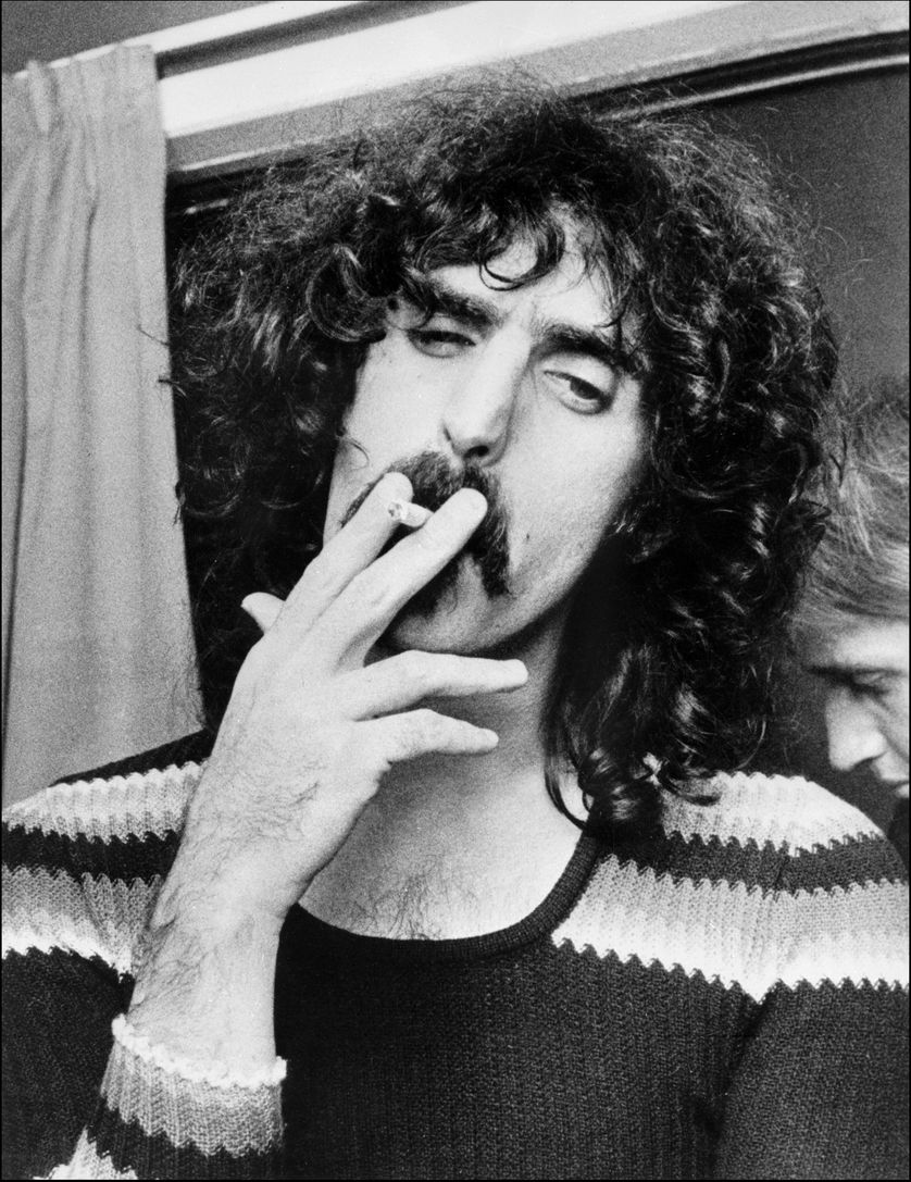 Portrait daté de novembre 1971 du guitariste et chanteur américain Frank Zappa