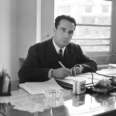 Portrait de François Mitterrand, ministre d'Etat dans le cabinet de Joseph Laniel, écrivant à son bureau