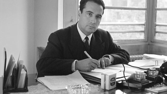 Portrait de François Mitterrand, ministre d'Etat dans le cabinet de Joseph Laniel, écrivant à son bureau ©AFP