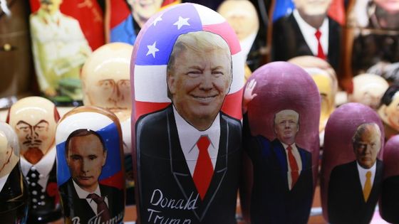 Une toute nouvelle matryoshka à la gloire du Président américain, dans un magasin moscovite ©AFP - Anton Denisov / Sputnik