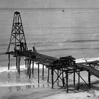 Construction d'un derrick (puits de pétrole) sur la plage, près de Santa Barbara (Etats-Unis), septembre 1922 :