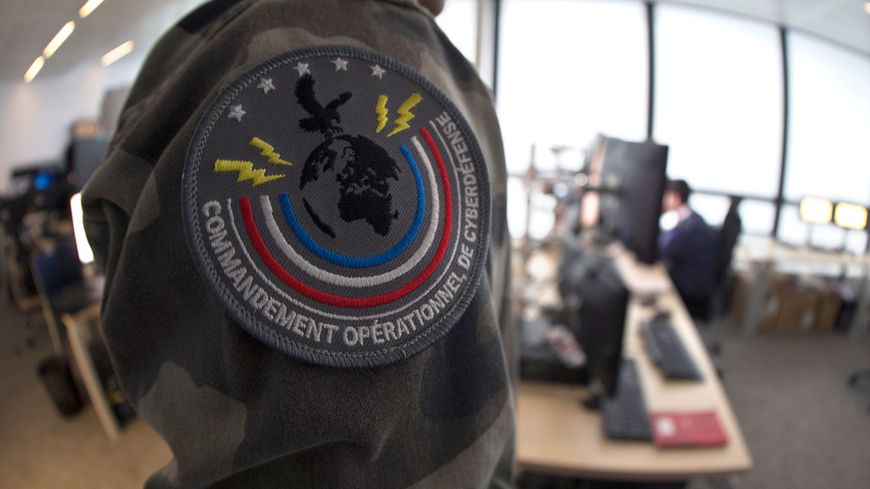 Le "Comcyber" prévoit 4 pôles : la protection des réseaux informatiques des armées, la défense (via le CALID, ici à l'image à Paris), les opérations offensives et de renseignement, et la réserve