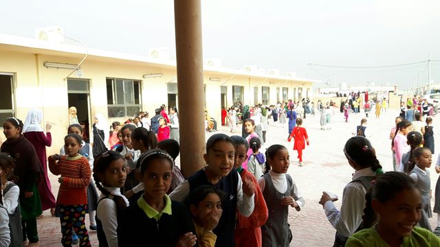 Dans le camp de Dibaga au sud de Mossoul, des humanitaires et des enseignants eux-mêmes déplacés ont improvisé une école. Pas de livre, très peu de matériel, mais les enfants s’y pressent chaque après-midi.
