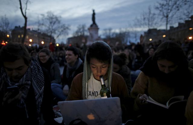 Manifestants du mouvement "Nuit Debout" place de la République à Paris (France) contre la proposition de loi travail, 12 avril 2016.