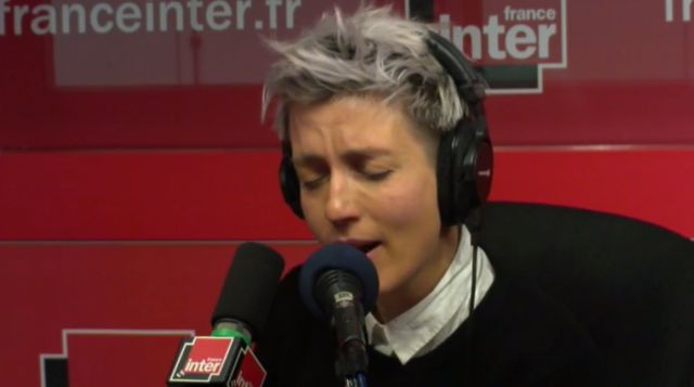 ♪ 'If You Wanna Make The World A Better Place / Take A Look At Yourself / And Then Make A Change' ♫ Jeanne Added reprend "The Man In The Mirror" de Michael Jackson en live dans Boomerang (capture d'écran)