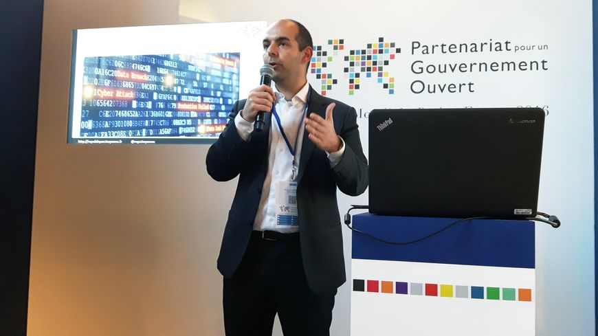 Lancelot Pecquet en "pitch", présentation express, au sommet de Paris, palais d'Iéna