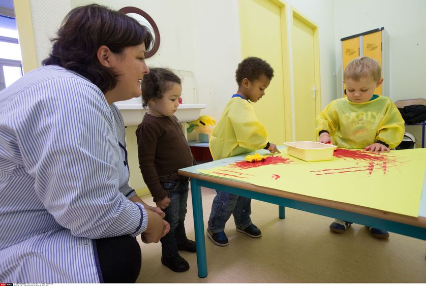 Scolarisation des moins de trois ans, une ATSEM dans une école maternelle