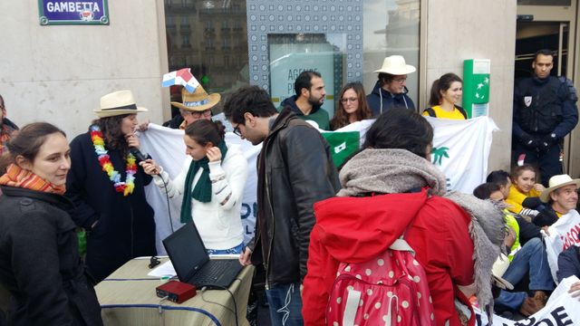 devant le siège de la BNP du XXème