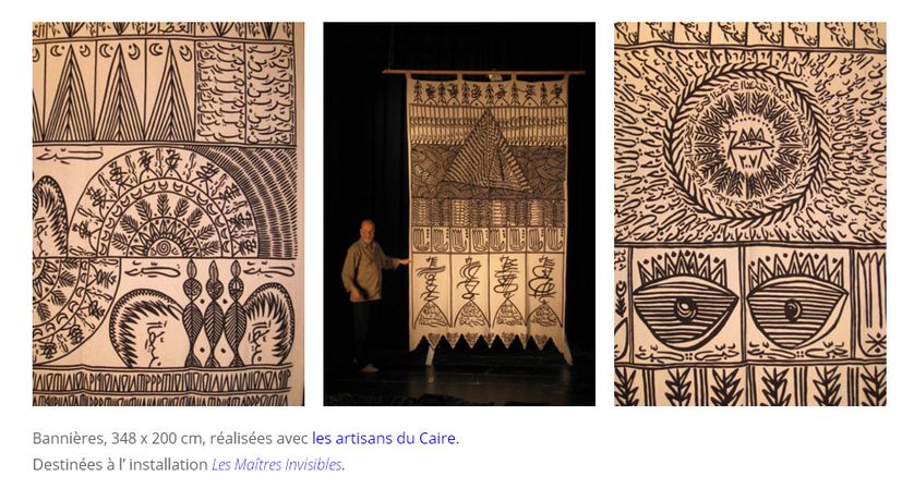 Sur le site de Rachid Koraïchi : Bannières, 348 x 200 cm, réalisées avec les artisans du Caire. Destinées à l’installation Les Maîtres Invisibles.