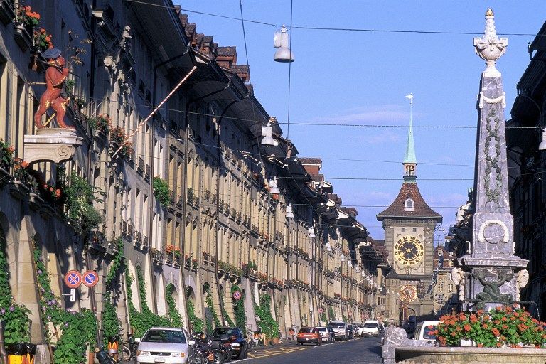 Une rue du centre historique de la capitale suisse, Berne