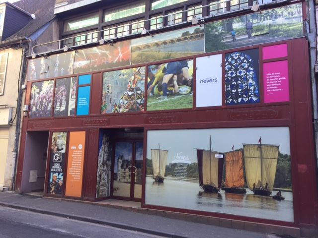 La ville a décidé de couvrir avec des trompe-l'oeil une douzaine de pas-de-porte toujours inoccupés