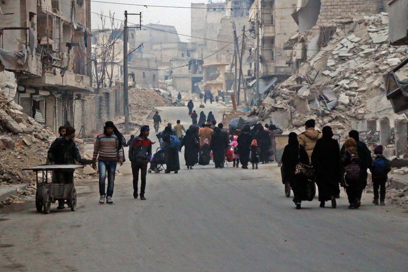 Les civils fuient l'avancée des troupes pro-régime à Alep, la métropole du nord de la Syrie, en passe de revenir dans le giron du président Bachar al-Assad