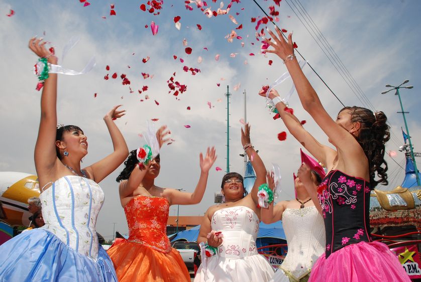 Particulièrement célébré au Mexique et à Cuba, la Quinceaera est une cérémonies qui célèbre la quinzième années des jeunes filles.