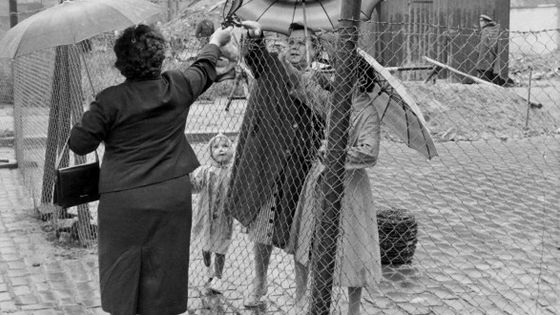Famille berlinoise de part et d'autre du grillage, 1961. ©AFP - Günter Bratke / DPA