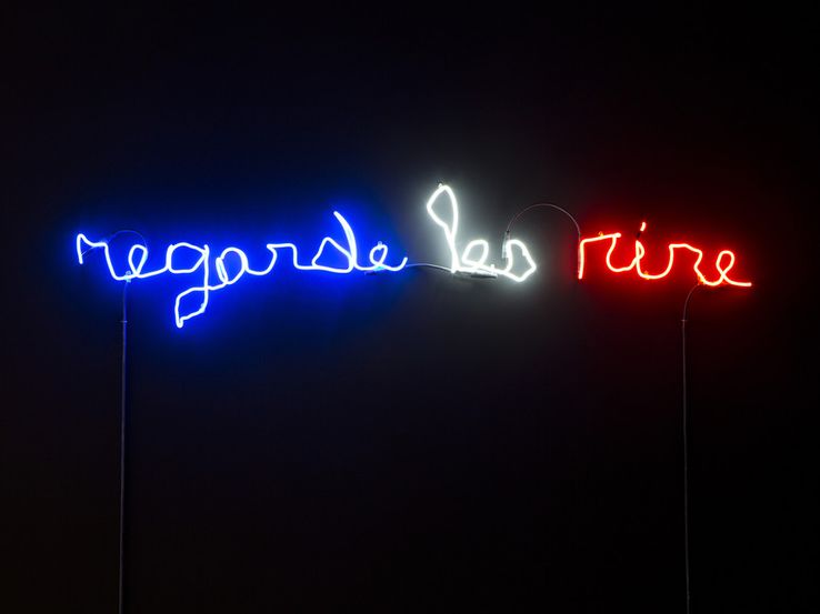 "Regarde les rire", oeuvre au néon par Claude Lévêque, 2015.