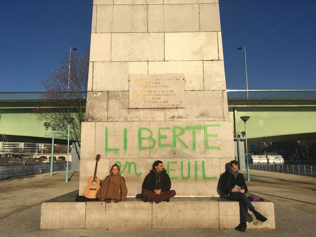 Sur le socle de la statue de la Liberté, à Paris : "Liberté en deuil"